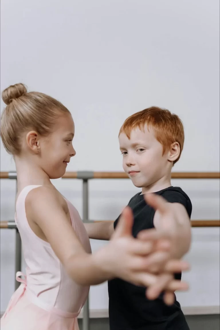 ballet-kids-sesimbra-a-boy-and-girl-dance-together-in-the-health-studio-sesimbra